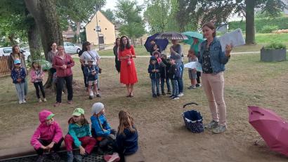 Bild: fpoz
Im Waldershofer Stadtpark trafen sich die zukünftigen Abc-Schützen aus den drei Kindergärten. Bürgermeisterin Margit Bayer (Mitte) und Schulleiterin Johanna Reger (rechts) überreichten Gutscheine zum Kauf von Schulausstattung.