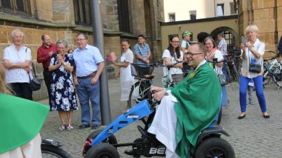 Bild: ads
Stadtpfarrer Thomas Helm hatte sichtlichen Fahrspaß auf dem Gokart in XXL-Format.