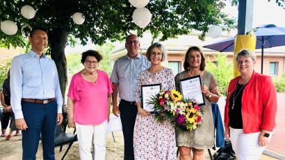 Bild: Mariella Kramer/exb
Auszeichnung der besonderen Art: Hildegard Legat (Dritte von rechts) und Irmgard Merkl (Zweite von rechts) erhielten die Ehrennadel in Silber von der Vorsitzenden des Landesverbandes der Lebenshilfe Bayern, Barbara Stamm (Zweite von links). Mit ihnen freuten sich Geschäftsführerin Katrin Panek (rechts) sowie der Vorsitzende Eduard Freisinger und sein Stellvertreter Bernhard Vahle (links).