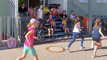 Bild: sei
Die Grundschüler sammeln beim Spendenlauf rund 5000 Euro für drei Organisationen.
