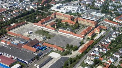Luftbild: Georgi
Die Leopoldkaserne aus der Luft. Die Stadt Amberg würde das mehr als zehn Hektar große Gelände am Bergsteig gerne kaufen und entwickeln. Doch das Bundesfinanzministerium bremst immer noch.