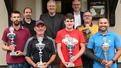 Bild: gf
Die erfolgreichsten Darter der Dartliga Amberg-Sulzbach (vorne von links): Liga-Leiter Michael Stümpfl, Peter Dechant, Matthias Meyer, Helmut Knoll und Johannes List; (hinten von links) Dartliga-Vorsitzender Daniel Birkholz, Landrat Richard Reisinger und Hahnbachs Bürgermeister Bernhard Lindner.