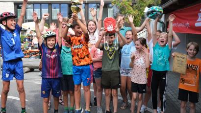 Bild: Hirsch
Jubel bei den Kindern der Grundschule Dieterskirchen: Die Viertklässler gewannen überlegen den diesjährigen Fahrradwettbewerb der Verkehrswacht.