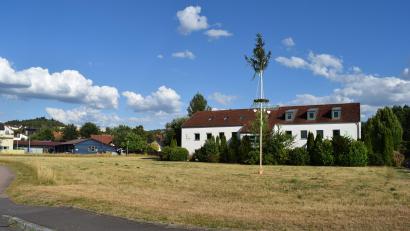 Bild: bnr
Auf dem unbebauten Grundstück im Gewerbering Süd soll ein neues Wohnheim für ältere behinderte Menschen gebaut werden. Die Gemeinde erteilte die Zustimmung.