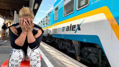 Symbolbild: Gabi Schönberger 
Seit die Länderbahn für ihr Angebot "Alex" ein "vorübergehend angepasstes Betriebskonzept" "zur Stabilisierung des Zugverkehres" verkündet hat, ist das Bahnfahren nochmal deutlich komplizierter geworden.