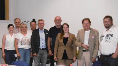 Bild: mma
Die Co-Vorsitzende der Bayern-SPD, Ronja Endres (Dritte von rechts), spricht im Rohrwerk Maxhütte mit Geschäftsführer Thomas Forster (Zweiter von rechts), Betriebsräten und Kommunalpolitikern.