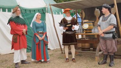 Bild: wel
Der "gekürte Bürgermeister von Niuwenpurch, Martinus Birner", trug das Marktrecht vor, das der Vorsitzende des Festspielvereins, Manuel Winkler (rechts) und der Landvogt Matthias Eckel- Binder mit Gattin Jessica genau verfolgen.