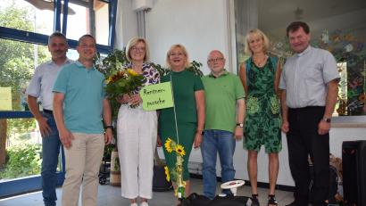 Bild: wku
Verabschiedung in der Grundschule Königstein: (von links) Bürgermeister Hermann Mertel, Bürgermeister Jörk Kaduk, die scheidende Konrektorin Sieglinde Grüner-Kubitza, Rektorin Stefanie Lutye-Küst, Pfarrer Matthias Ahnert, Lehrerin Britta Bruhn und Pfarrer Hans Zeltsperger.