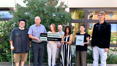 Bild: Mariella Kramer/exb
Von links: Winfried Rudrof (Pate), Eduard Freisinger (Vorsitzender der Lebenshilfe Amberg-Sulzbach), Lora, Noah und Ghufran (Schüler der Klasse B5), Konrektorin Rita Heiß, Martin Merkl (Bezirksjugendring Oberpfalz).