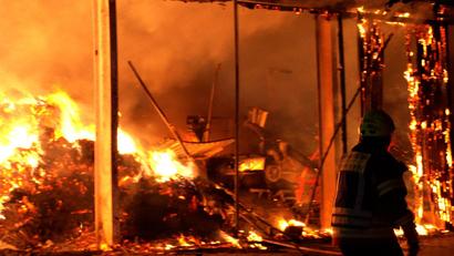 Bild: hbe
Die große Halle des Bauernhofs stand im Vollbrand, als die Feuerwehr eintraf.