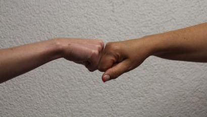 Archivbild: kmo
Bei der Ghetto-Faust (auch bekannt als Fist-Bump) ist die Virenübertragung deutlich geringer als beim klassischen Handschlag.