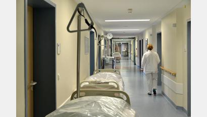 Archivbild: Petra Hartl
Bei 60 Mitarbeitern in Quarantäne wird am Klinikum Amberg allmählich das Personal knapp, um alle Corona-Patienten ausreichend versorgen zu können. Deshalb hat jetzt der Krisenstab Maßnahmen ergriffen.