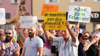 Bild: Soeren Stache/dpa
Es gab zudem Pfiffe und Buhrufe, viele Bürger riefen Habeck zu: „Hau ab“.
