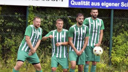 Archivbild: Hubert Ziegler
Die Köferinger Abwehrmauer in Alarmbereitschaft. Die Gäste aus Schnaittenbach waren in der vergangenen Saison mit 78 Toren treffsicherte Mannschaft in der Kreisliga Nord.