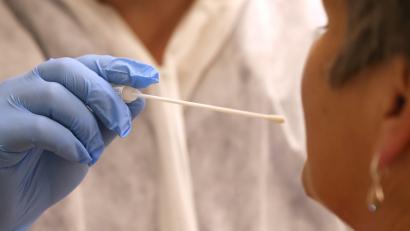 Bild: Karl-Josef Hildenbrand
Ein Arzt nimmt in einer Hausarztpraxis einen Abstrich für einen Coronatest. Im Landkreis Tirschenreuth gab es innerhalb einer Woche 843 positive Coronatests.