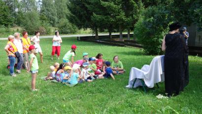 Archivbild: fjo
Für Märchenerzählungen ist wie in den Vorjahren auch im neuen Ferienprogramm wieder Platz, dieses Mal mit dem SPD-Ortsverband auf dem Areal des Dufthangs.