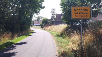 Bild: pz
Nach Starkregenereignissen in der Vergangenheit gab es vor allem in Kondrau immer wieder Überflutungen. Wie sich das künftig verhindern lassen könnte, war jetzt Thema im Stadtrat. Auch im Zuge der Sanierung der Straße zwischen Kondrau und Netzstahl sind Maßnahmen vorgesehen.