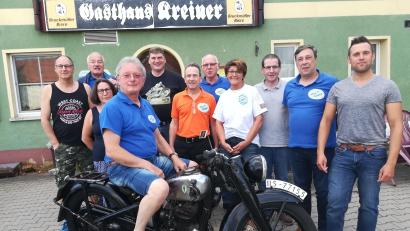 Bild: ige
Die neue OVC-Führung: (hintere Reihe, von links)Georg Stiehl, Erich Gaham, Andreas Koller, Jürgen Seebauer, Robert Frankl, Tobias Kerscher, (vorne, von links) Annette Wenzel, Uwe Heckel, Gabi Langhans und auf dem Oldtimer OVC-Vorsitzender Walter Langhans.