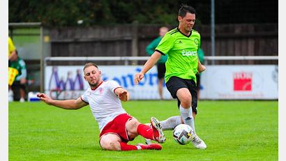 Bild: Schrems
Der SV Mitterteich II besiegte am Freitag die SpVgg Wiesau mit 2:1. In dieser Szene trennt der Wiesauer Patrick Oppl (links) Radek Fiala vom Ball.