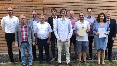 Bild: wro
Thomas Schattan (Speed4Trade, Altenstadt), Bürgermeister Toni Dutz, Förderverein-Vorsitzender Holger Höcht, Zweiter Förderverein-Vorsitzender Alois Hösl, Schulleiter Thomas Metzler (von links) und Landrat Roland Grillmeier (rechts) gratulierten den Preisträgern.