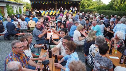 Bild: krb
Die Stadtkapelle spielt bei der Serenade in Neustadt zünftig auf.