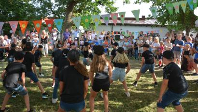 Bild: jr
Die Kinder der Grundschule Konnersreuth erhielten für ihre Aufführungen beim Schulfest viel Applaus von den zahlreichen Besuchern.