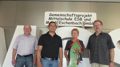 Bild: rn
Wolfgang Bodensteiner (rechts) verabschiedete mit Peter Lehr und Marcus Gradl (von links) Angelika Heser nach 43-jähriger Lehrtätigkeit an der MGS in den Ruhestand.
