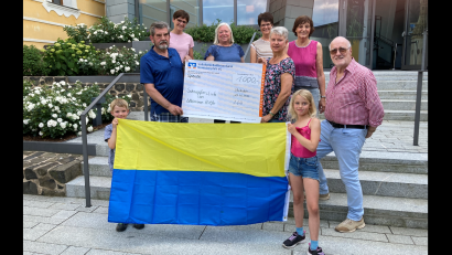 Bild: bey
Der Schnupferclub Parkstein mit seinem Vorsitzenden Alfred Götz (links) stellt für den Erwerb von Unterrichtsmaterial für die ukrainischen Mitbürger und Mitbürgerinnen eine Spende von 1000 Euro zur Verfügung.