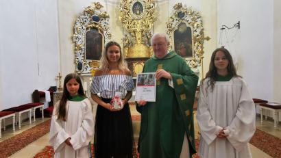 Bild: gz
Pfarrer Erwin Bauer dankt der langjährigen Ministrantin Julia Bauriedl für ihren bewährten Dienst am Altar. Da nicht alle ausscheidenden Gottesdiener anwesend sein konnten, werden die Dankesworte und Urkunden nachgereicht.