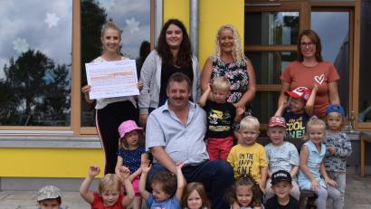 Bild: Stadt Schönsee/exb
Der Ausflug ist gesichert: Bürgermeister Reinhard Kreuzer übergab die Spende an das Kindergartenteam.