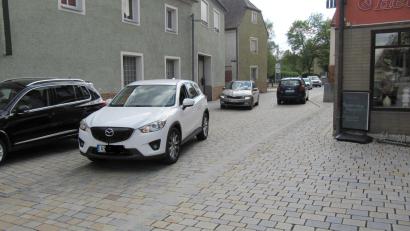 Bild: fg
Die Fahrbahn im Bereich des Pfabecks in Hirschau weiter zu verengen, um den linken Gehweg verbreitern zu können, findet im Bauausschuss keine Mehrheit. Dort komme es jetzt schon zu Problemen im Begegnungsverkehr, ist die Begründung.