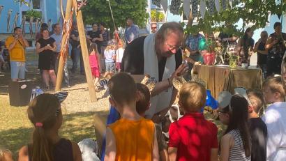 Bild: Kindergarten St. Elisabeth Wiesau/exb
Beim Abschlussgottesdienst wurden die Vorschulkinder einzeln von Pfarrer Markus Nees gesegnet.