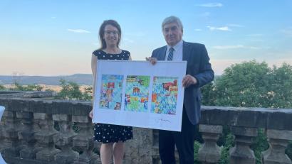 Bild: Florian Oßner/exb
Der Landesgruppenvorsitzende, Alexander Dobrindt, überreichte den ehemaligen Mitgliedern zum Abschied das Werk „CSU im Bundestag“ des Berliner Künstlers Jens Lorenzen. Martina Englhardt-Kopf und Karl Holmeier sind hier im Kloster Banz mit dem dreiteiligen Gemälde zu sehen.