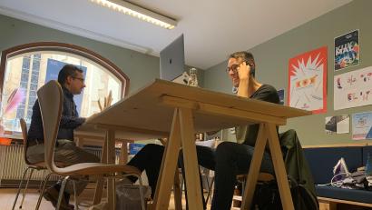 Bild: roa
Ein Vormittag beim Coworking im Stadtlabor Amberg. An Tapeziertischen sitzen Selbstständige, Gründer oder Leute, die einfach nur ihrem Homeoffice entfliehen möchten. Rechts Webdesigner Oliver Bock, links technischer Entwickler Matthias Pohl.