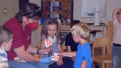 Bild: rpp
Anschaulich erklärte Zahnärztin Frieda Zeitler den Kindern, worauf es beim Zähneputzen ankommt, damit die Zähne sauber und gesund bleiben.