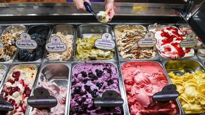 Symbolbild: Jens Kalaene/dpa
Jährlich werden bei Eiscreme neue Geschmacksrichtungen zum Trend ausgerufen. Doch in diesem Jahr ist die Kugel auch deutlich teurer, die meisten Hersteller Im Landkreis Schwandorf verlangen etwa 20 Cent mehr als im Vorjahr.