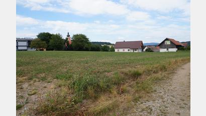 Bild: wel
Die Parzellierung des neuen Baugebiets "Am Heiglfeld" steht. Damit kommen die Bauwilligen dem Traum vom eigenen Haus einen Schritt näher.
