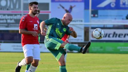 Bild: Sportfoto Zink / Melanie Zink
Mitterteichs Thomas Wildenauer (rechts, im Duell mit Seligenportens Spielertrainer Bernd Rosinger) fehlt im Heimspiel gegen den FSV Erlangen-Bruck aus privaten Gründen. Ansonsten freut sich Trainer Frantisek Nedbaly über einen nahezu vollständigen Kader.