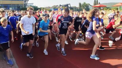 Bild: Catharina Höcherl/exb
Beim Spendenlauf am Nabburger Gymnasium bringt jede Runde Geld von den Sponsoren.