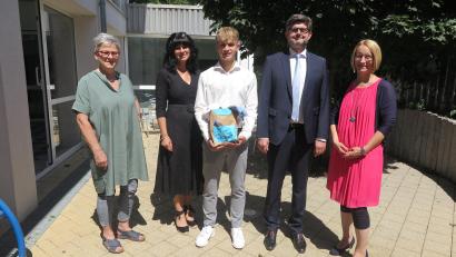 Bild: jzk
Heidrun Schelzke-Deubzer, Karin Sieber, SchAD Armin Engel und Rektorin Christine Wiesend (von links) 
dankten dem scheidenden Landesschülersprecher Tim Domeyer.