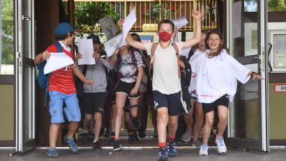 Bild: Gabi Schönberger
Mit dem Zeugnis in der Hand ging es am Freitag in die Schulferien.