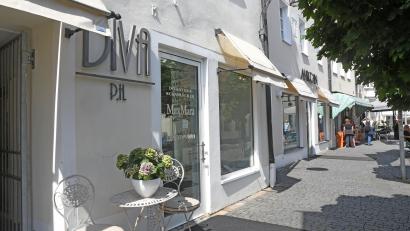 Bild: Gabi Schönberger
Die Modeboutique "Diva" am Oberen Markt 6 in Weiden und der benachbarte "Marc Cain"-Store ziehen Anfang 2023 in die Schulgasse um.