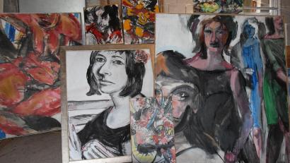 Bild: bö
Breit ist die Palette der Kunstwerke von J.K.S. Hohburg, die am Sonntag zu sehen sind. Das links Bild zeigt seine Frau Elfriede und wurde 1963 gezeichnet, so steht es auf dem Holzrahmen.