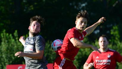 Bild: mhs
Julian Kiener (rechts, Szene aus dem Heimspiel gegen Fortuna Regensburg) ist im Urlaub und fehlt der SpVgg Pfreimd im Heimspiel gegen den SC Ettmannsdorf.