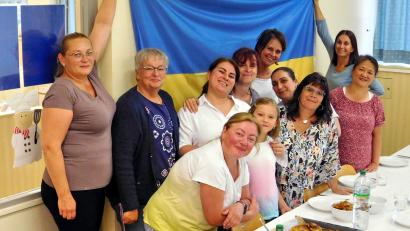 Bild: hai
Die Mitglieder der Interkulturellen Kochgruppe um Dolores Longares-Bäumler (Dritte von rechts) bereiteten beim ersten Kochabend seit zweieinhalb Jahren Gerichte aus der Ukraine zu.