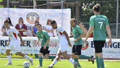 Archivbild: Hubert Ziegler
Mit einem 3:2-Sieg in Ettmannsdorf startete der 1. FC Rieden (grüne Trikots) in die neue Saison. Im ersten Heimspiel kommt nun der ambitionierte TB ASV Regenstauf ins Vilstal.