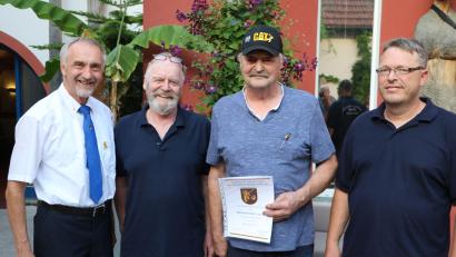 Bild: gru
Ehrung für fast 30 Jahre als Kassier der Reservisten: (von links) Bertram Gebhard, Hans-Reiner Heldrich, der geehrte Manfred Gnahn und Michael Schuster.