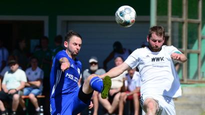Bild: mhs
Günter Pröls (links) und die SG Pertolzhofen/Niedermurach streben nach der Derby-Pleite gegen den TSV Dieterskirchen (im Bild Maximilian Weingärtner) zum Saisonauftakt in zweiten Heimspiel gegen den TV Nabburg eine bessere Leistung an.