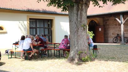 Bild: rpp
Das Vierseitareal in Kastl beim Pfarrhaus ist einfach wunderbar. Gerne wird es zu den verschiedenen Veranstaltungen genützt. Am Sonntag saß man bei Kaffee und Kuchen gerne im Schatten unter der alten Linde.