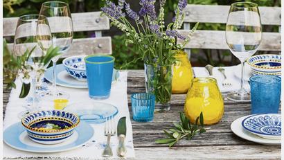 Bild: Gaby Wojciech/Westend61/dpa
Ein schöner Tisch für die Gartenparty lebt von harmonischen Farben. Die Blumendekoration sollte nicht zu dominant sein, auf eine Tischdecke kann verzichtet werden.